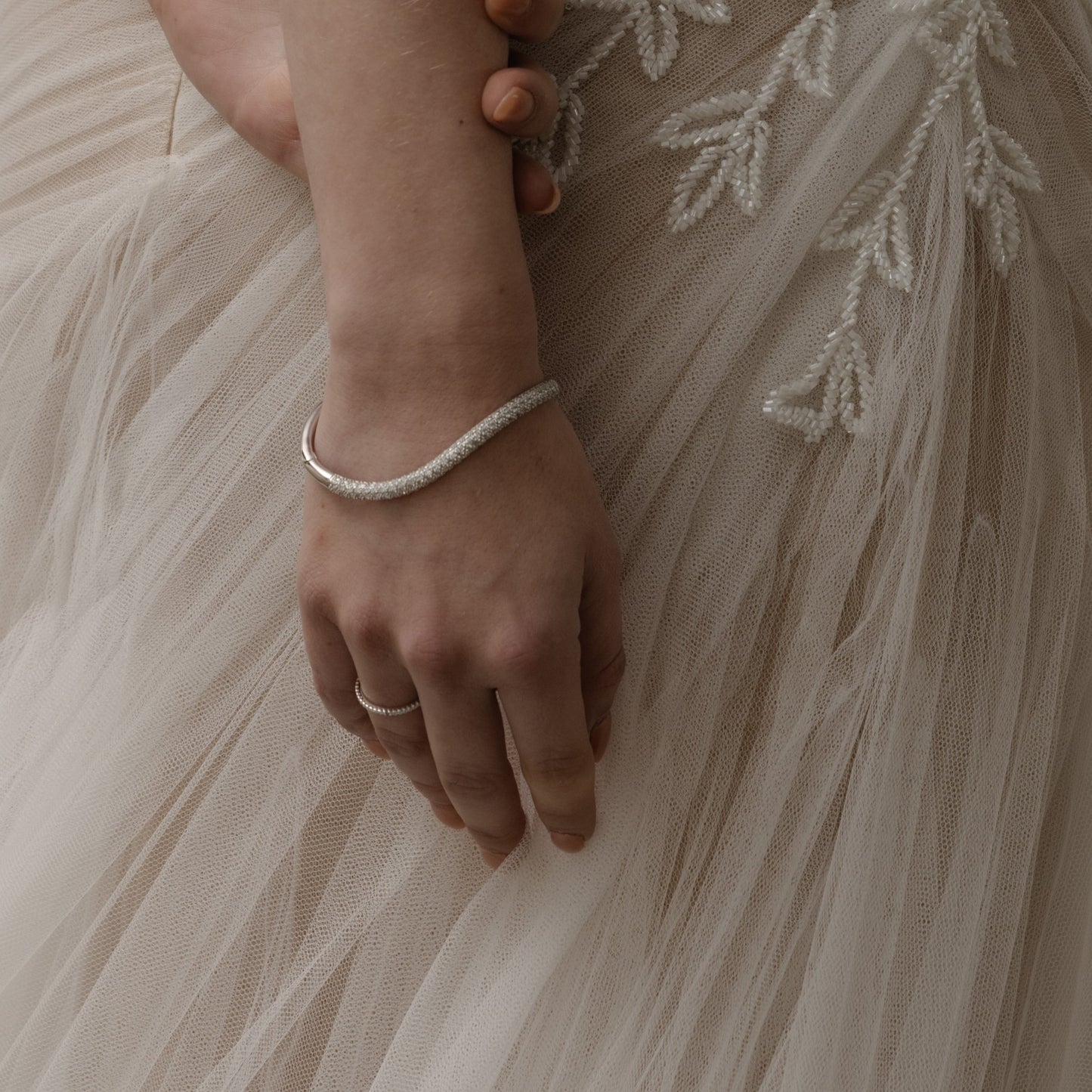 Brazalete curveado