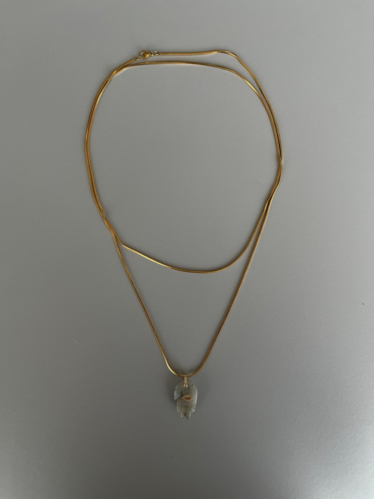 Collar mano de piedra