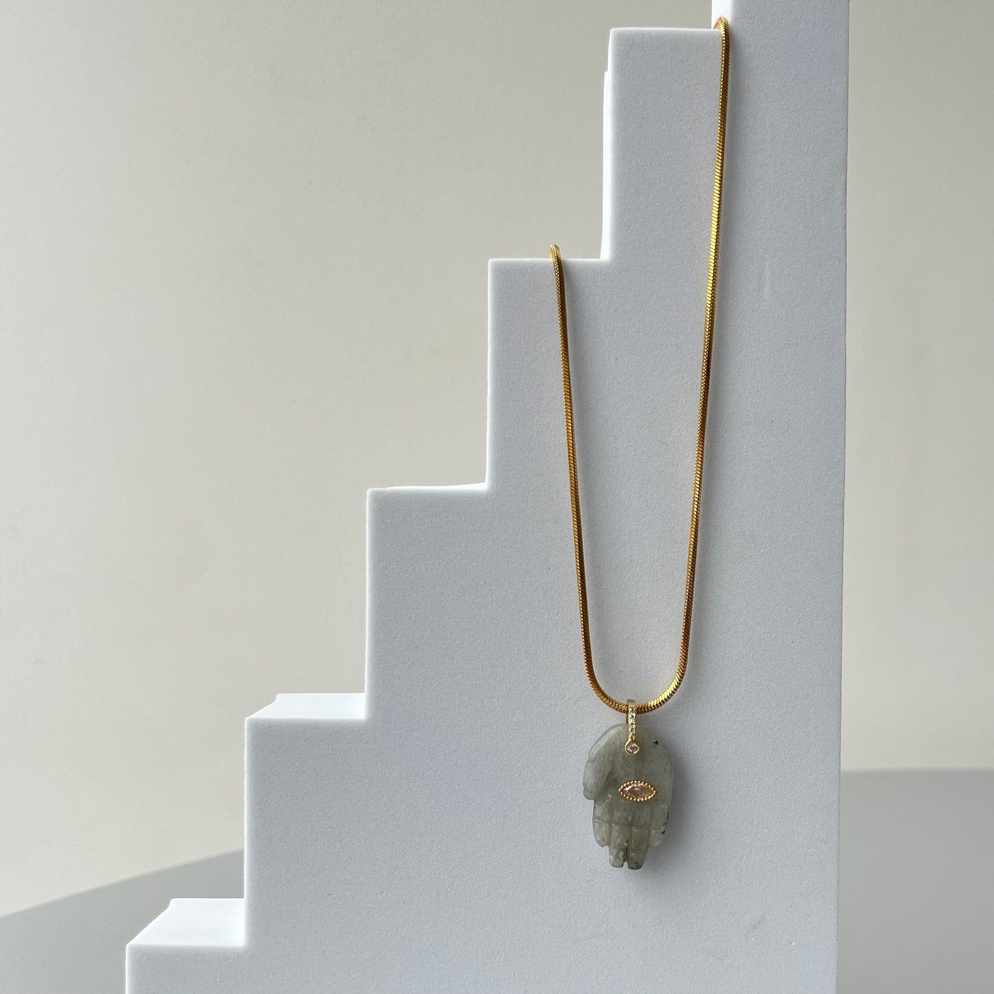 Collar mano de piedra