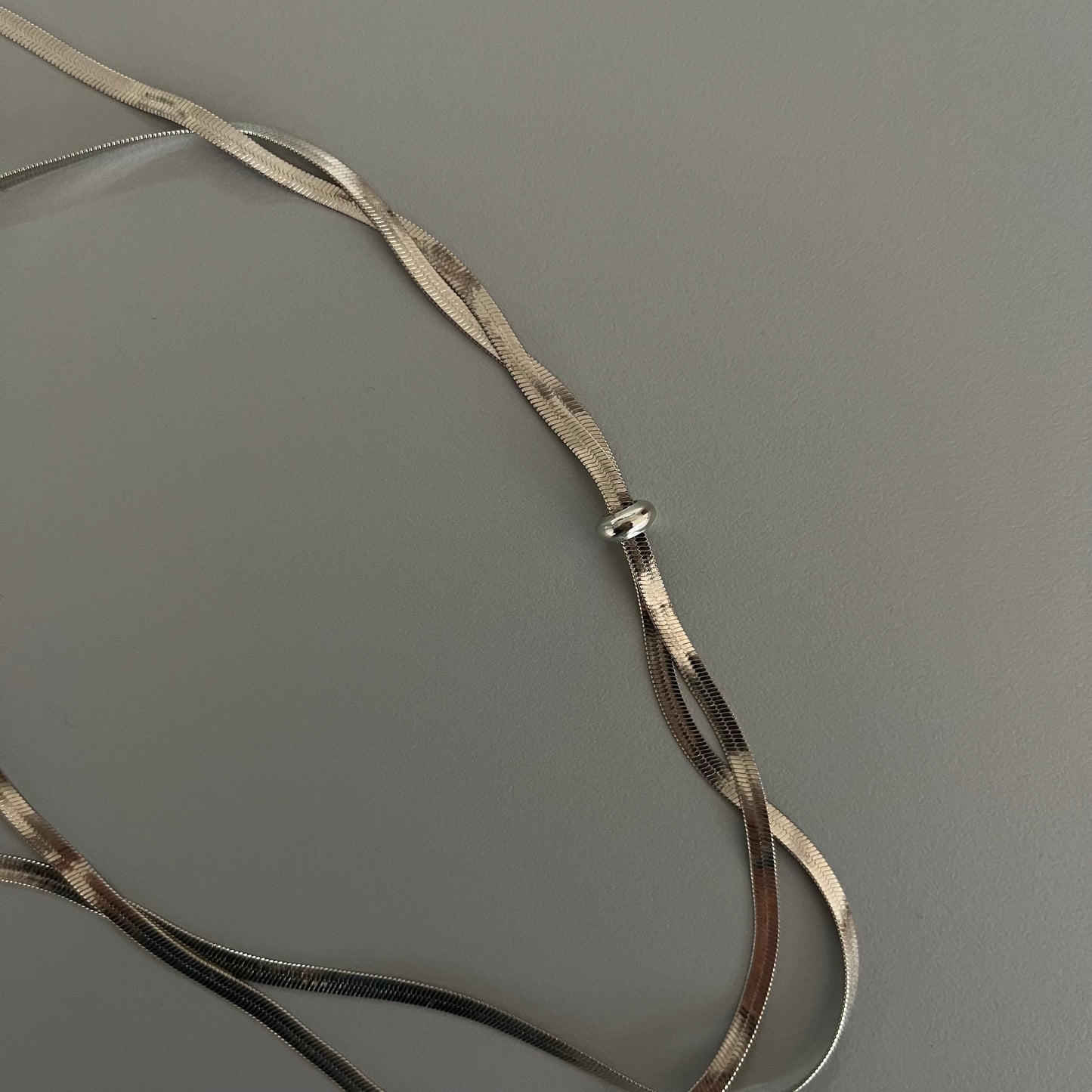 Collar corbatín cadena plana