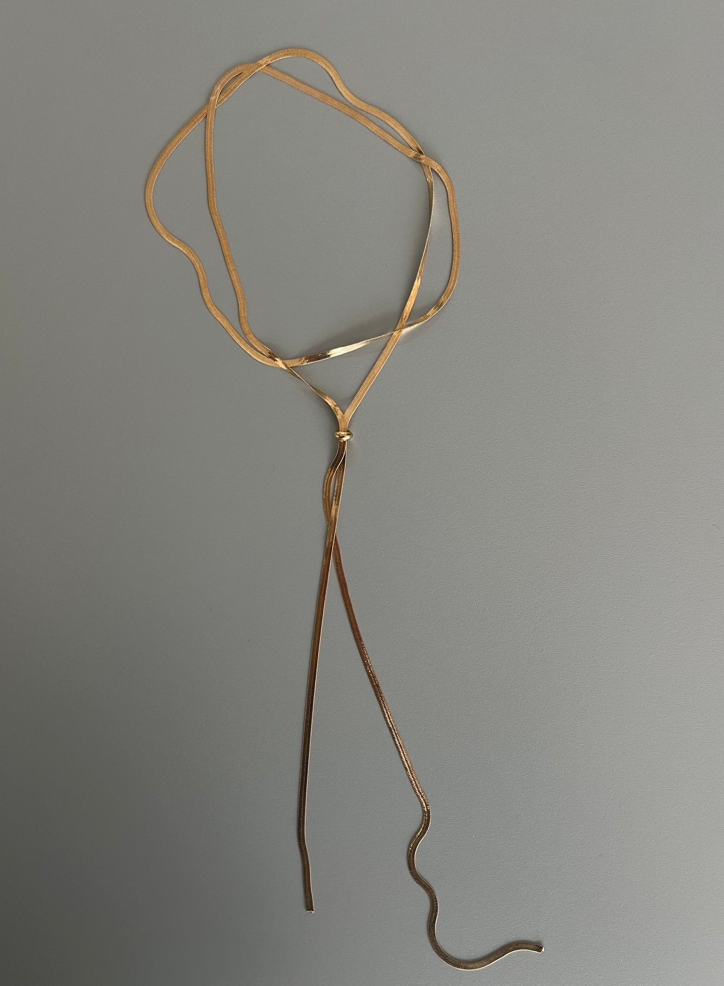Collar corbatín cadena plana