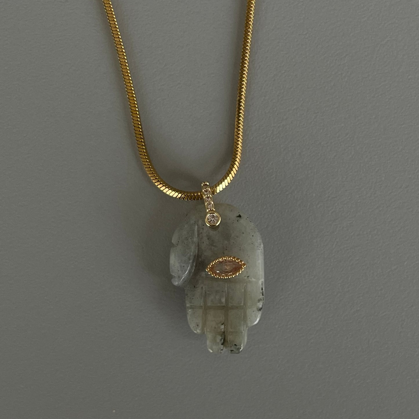 Collar mano de piedra