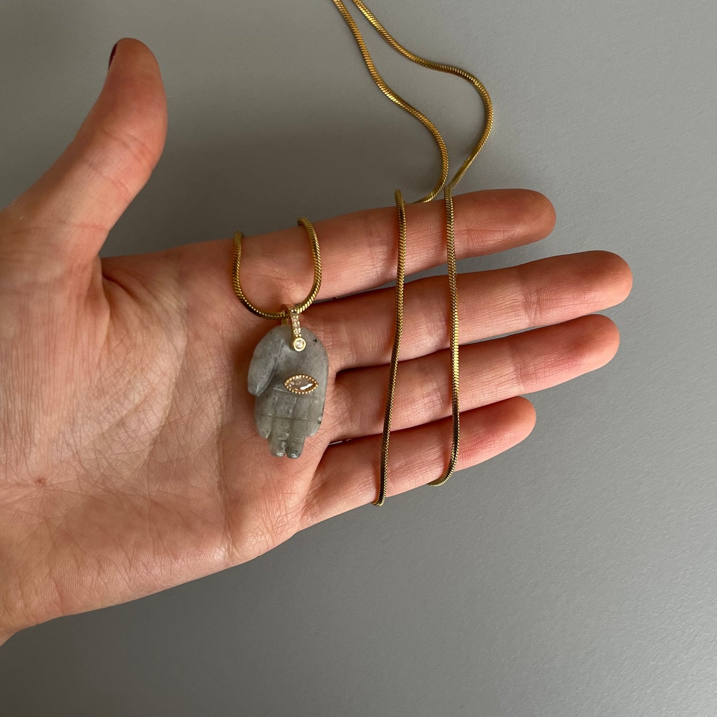 Collar mano de piedra