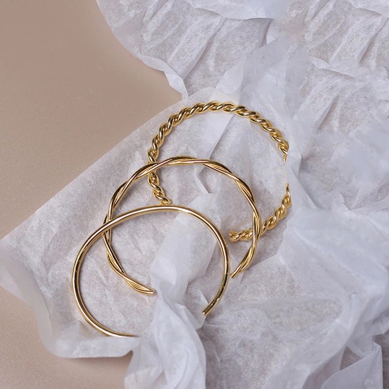 Set de brazaletes dorados