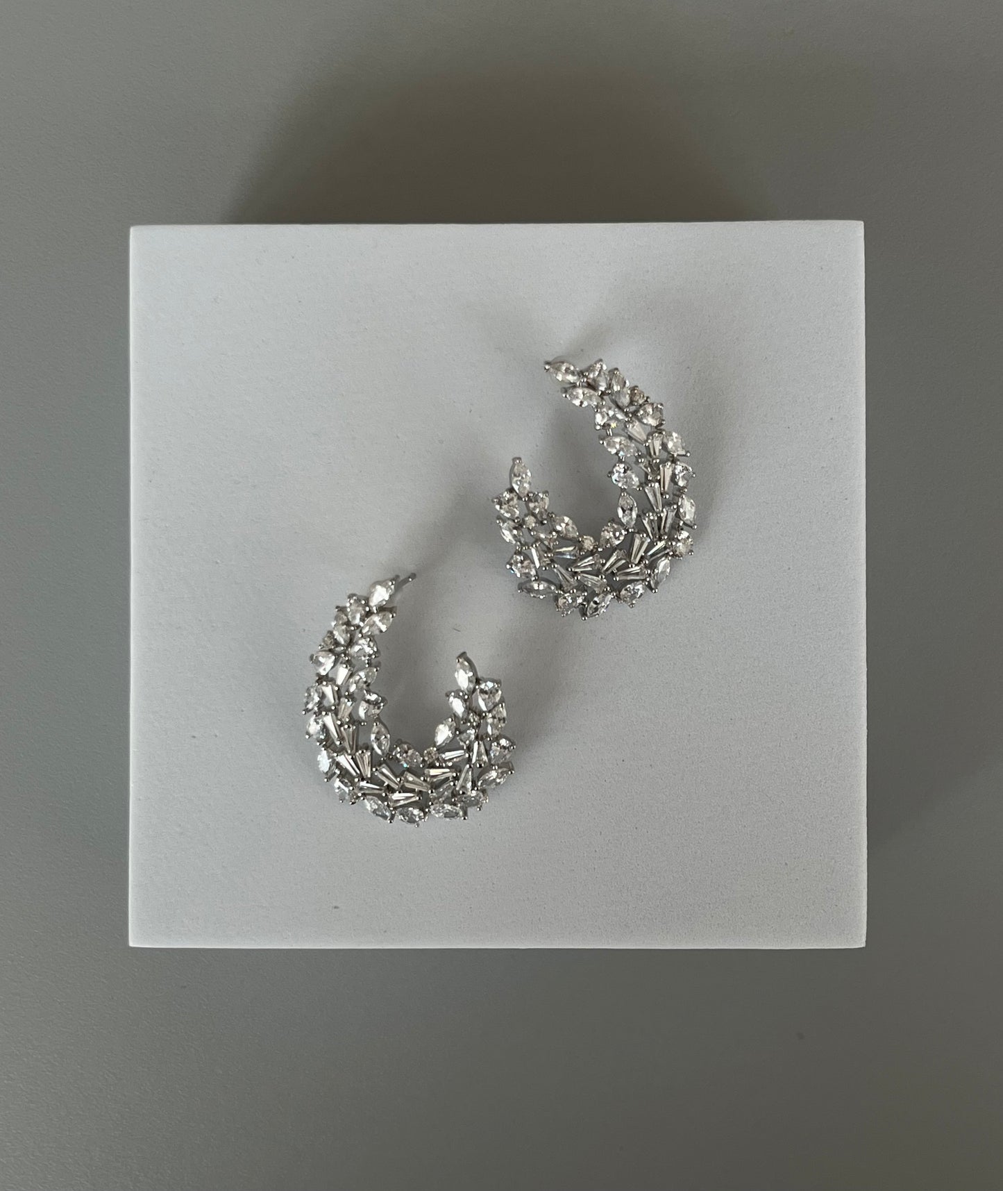 Aretes elegantes luna