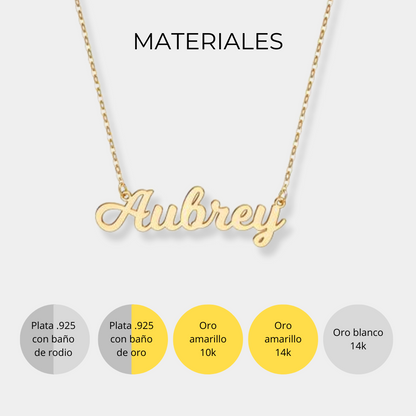 Collar nombre cursivas