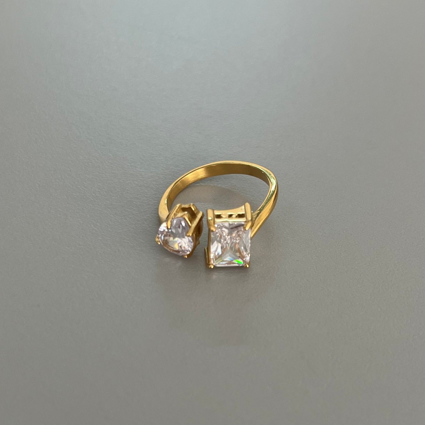 Anillo gemas dorado