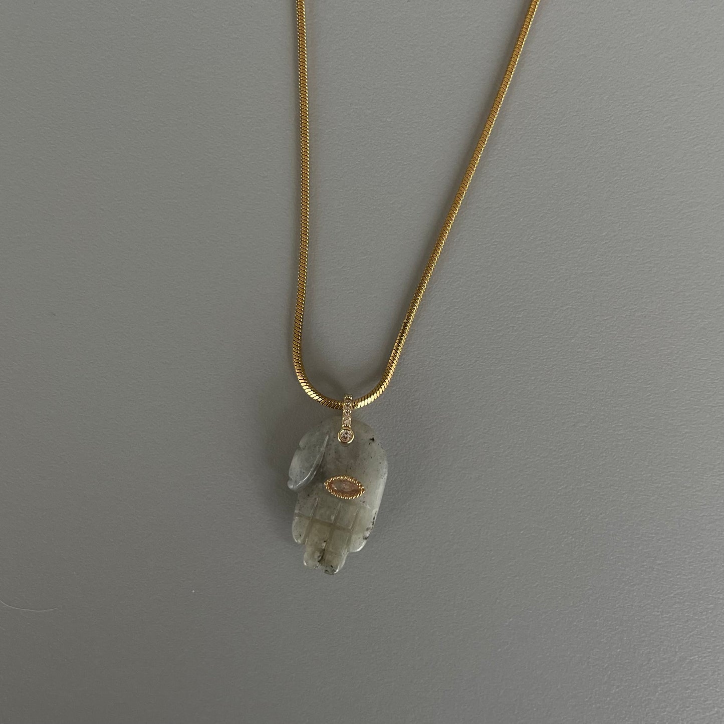 Collar mano de piedra