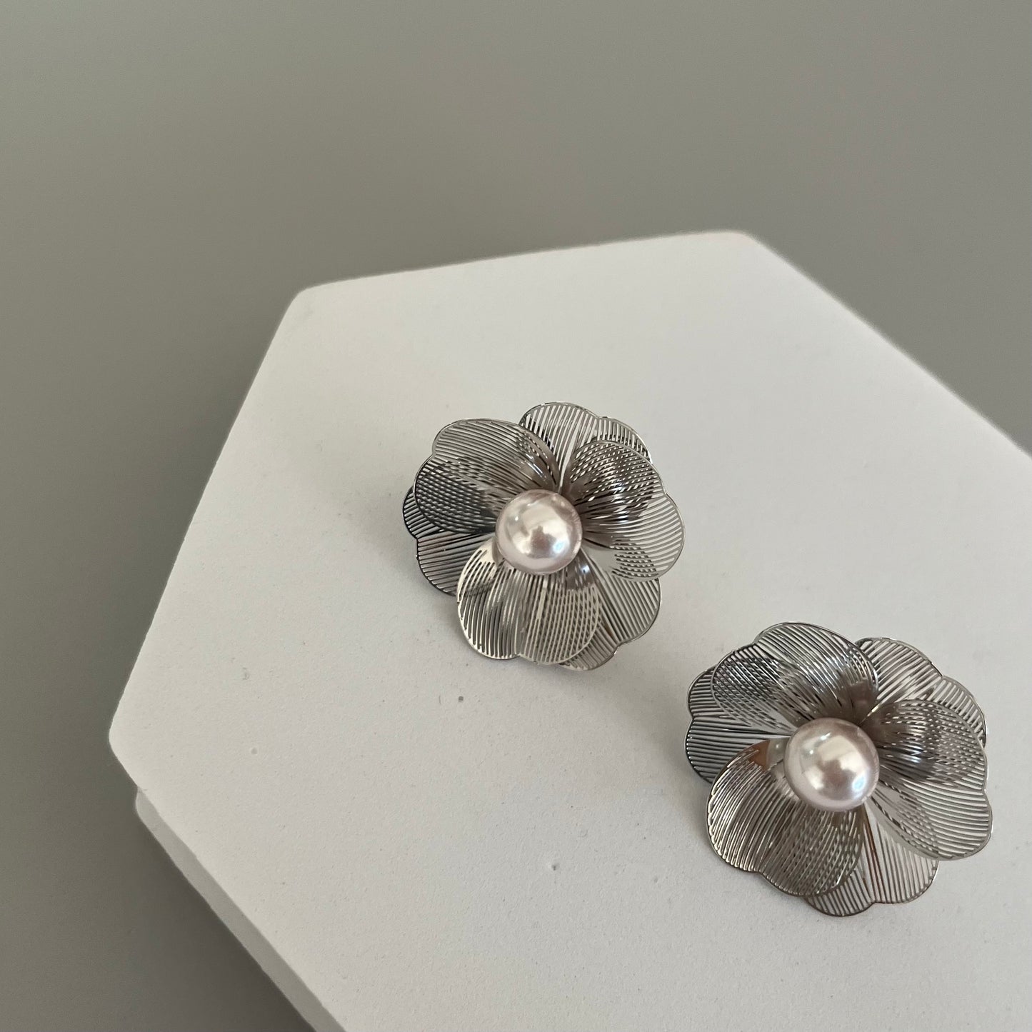 Aretes flor con perla