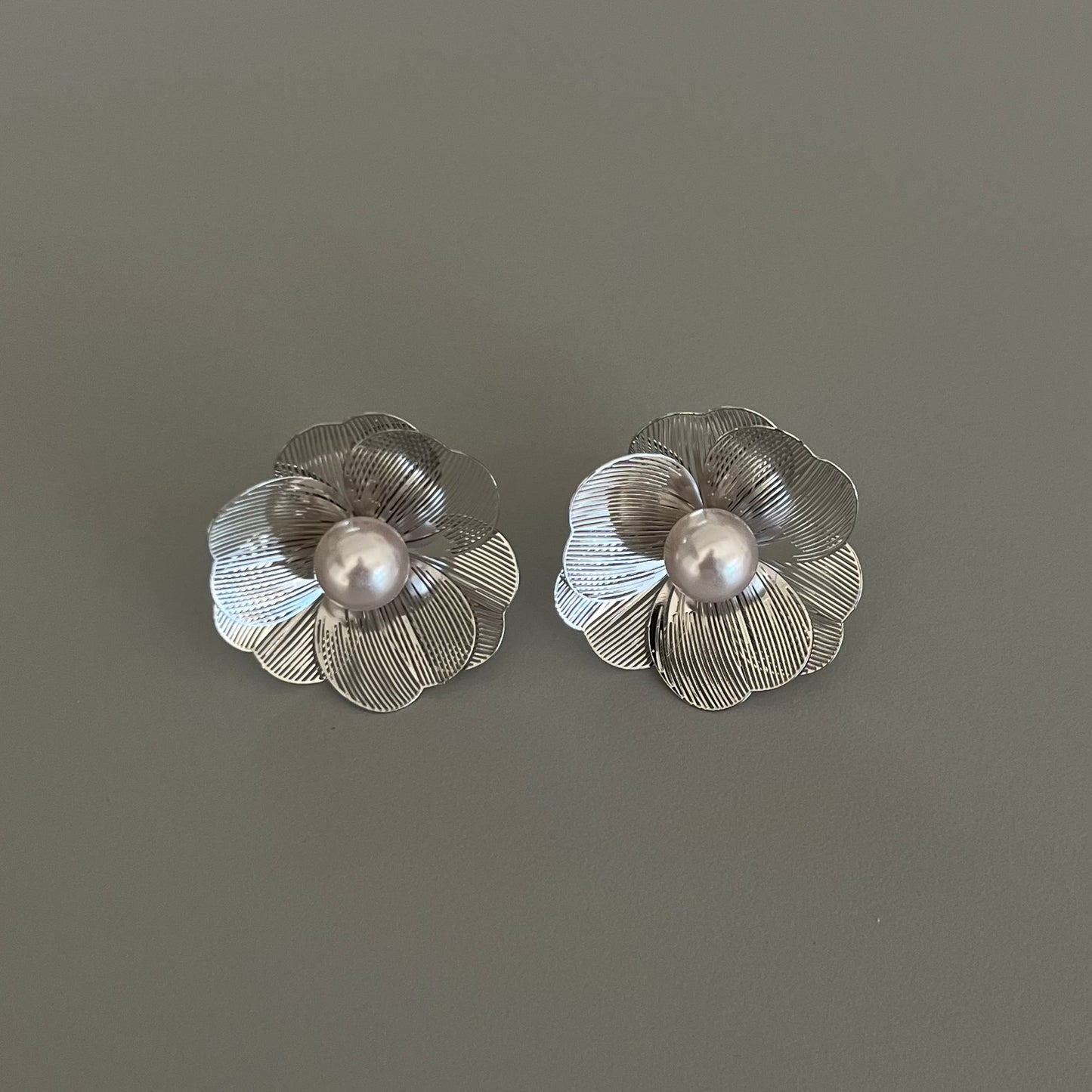 Aretes flor con perla