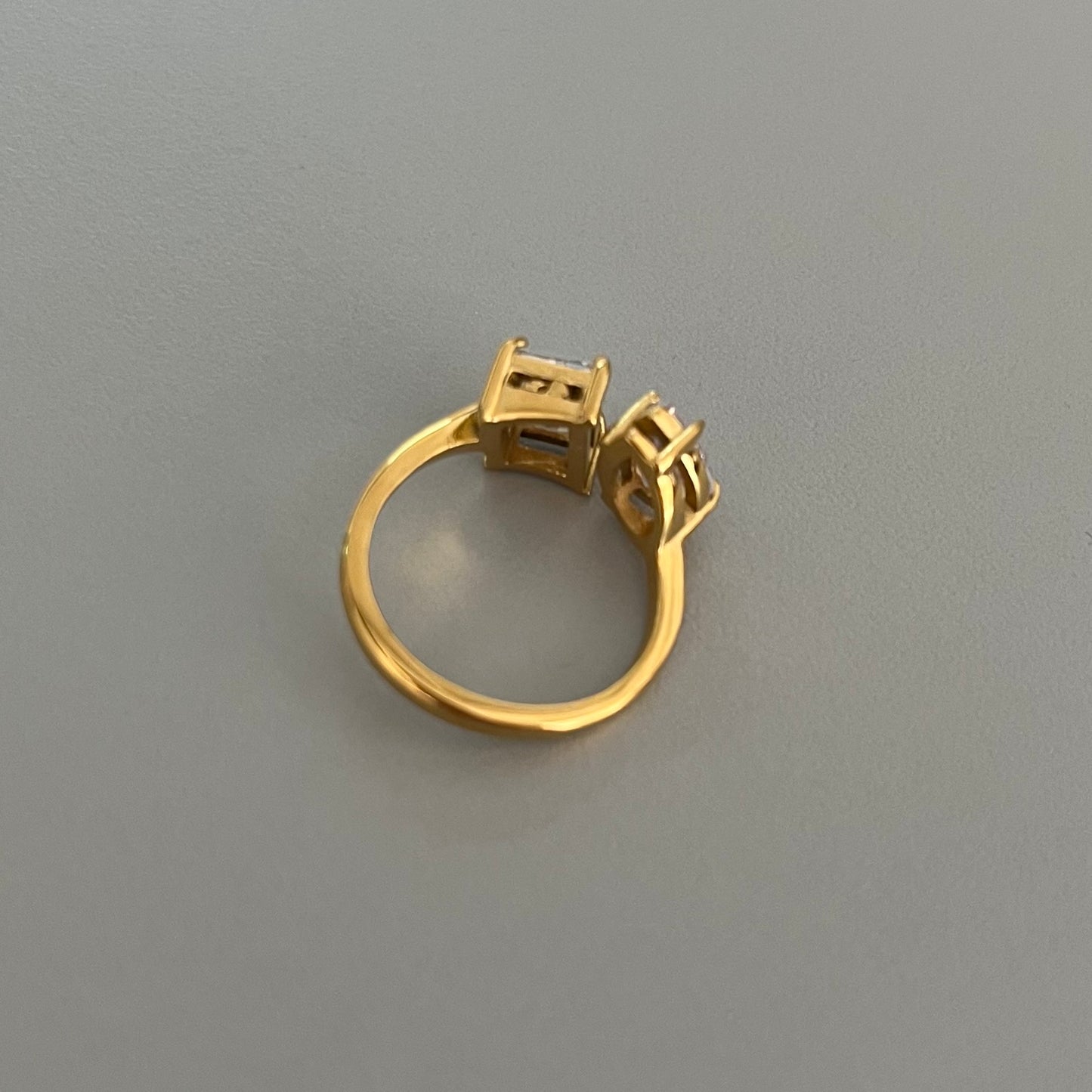 Anillo gemas dorado