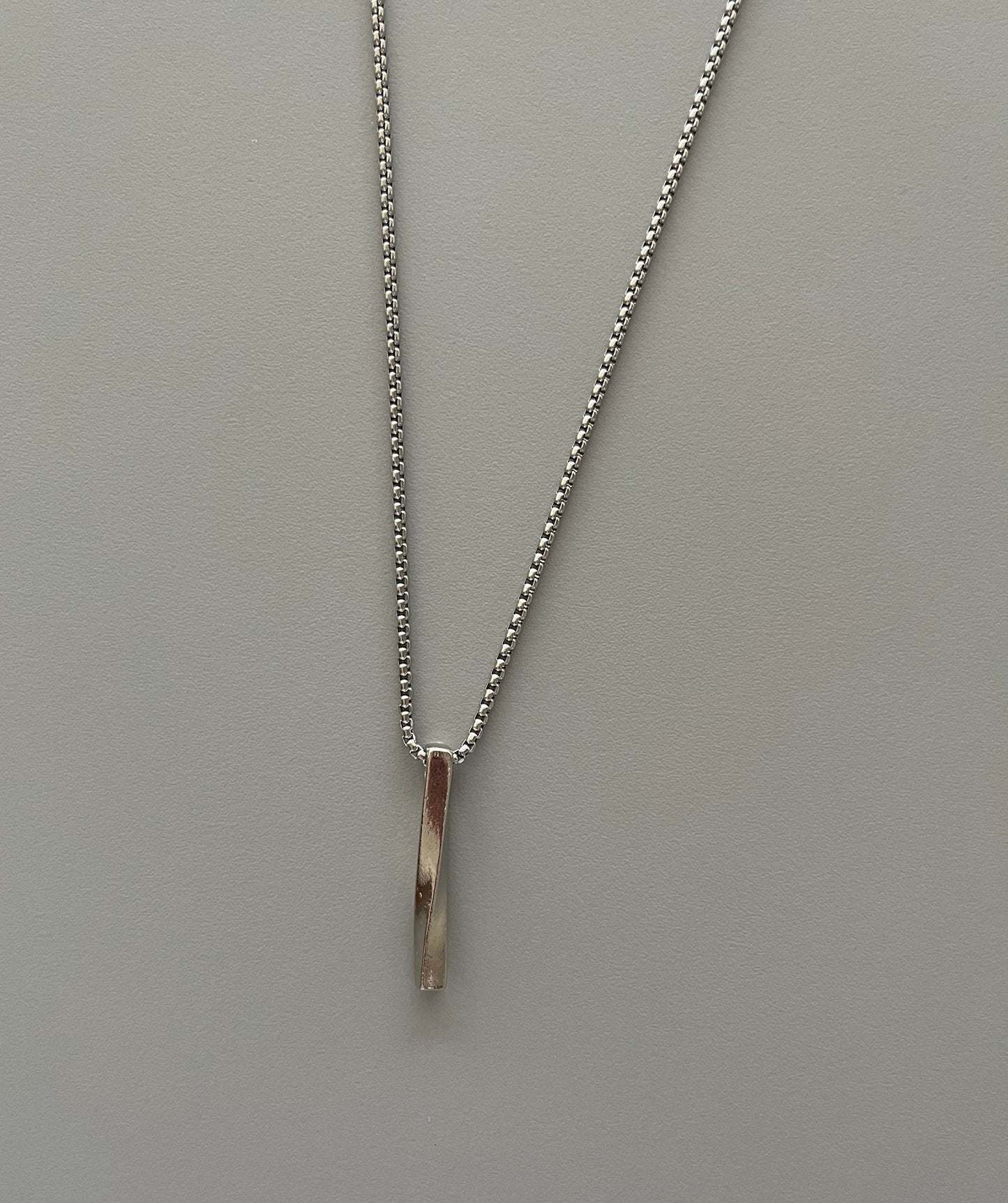 Collar barra torcida