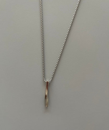 Collar barra torcida