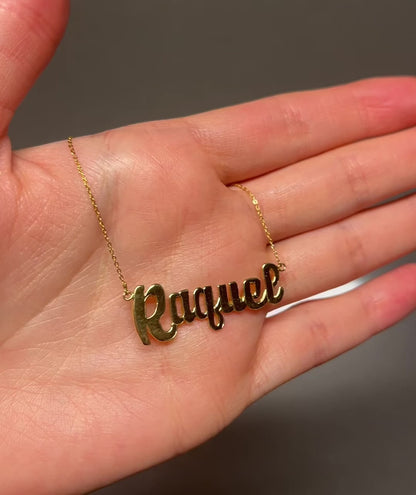 Collar nombre cursivas